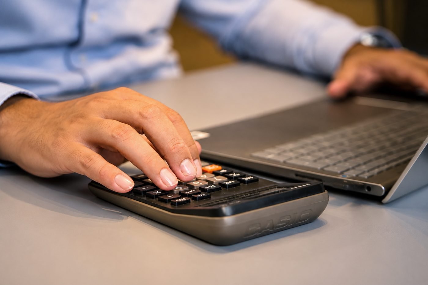 Cálculo de imposto de renda com calculadora