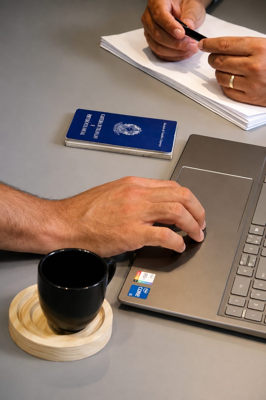 Empresário MEI trabalhando no laptop