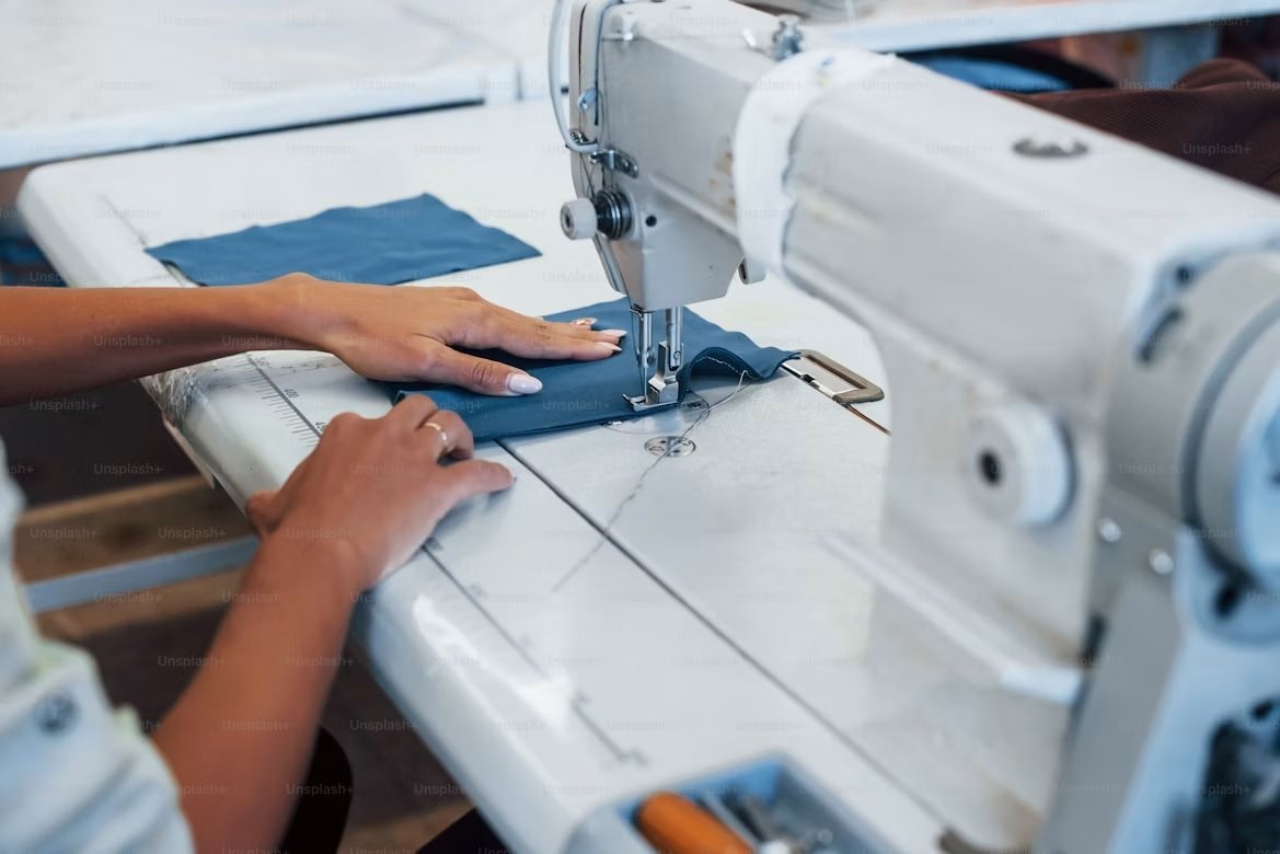 Costureira operando máquina em uma confecção