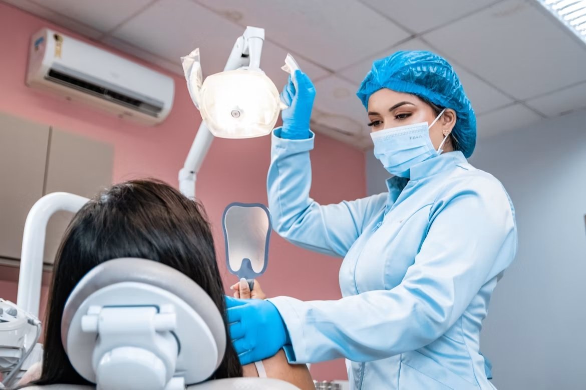 Dentista realizando atendimento clínico
