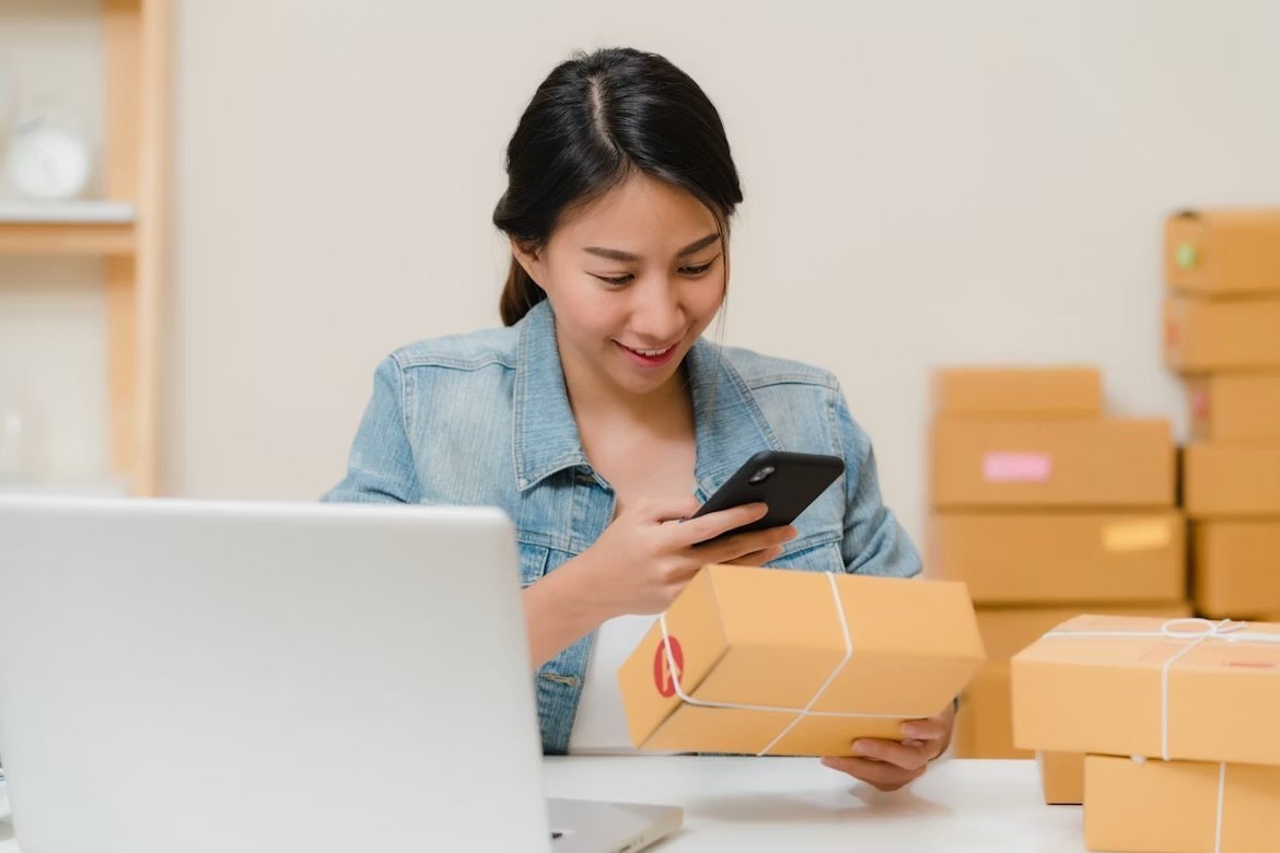 Empreendedora de e-commerce embalando pedidos